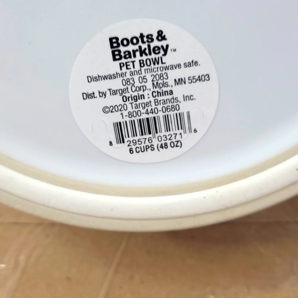 New! White 6 Cup Textured Stoneware Food or Water Bowl with Non-Skid Bottom Grip